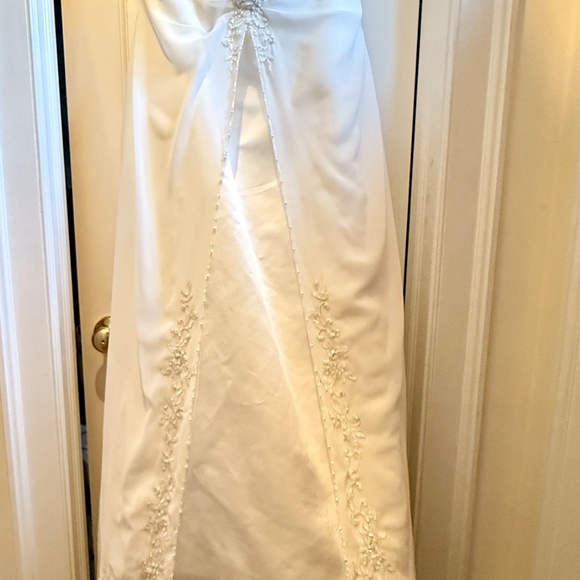 David’s Bridal NWT A line Chiffon Split Front Overlay Wedding Dress STYLE# V9010 - Picture 16 of 16